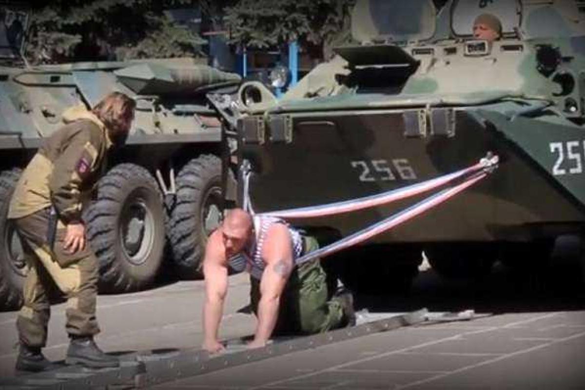 В сети появилось видео, как боевик тянет на себе БТР В сети появилось видео, как боевик тянет на себе БТР