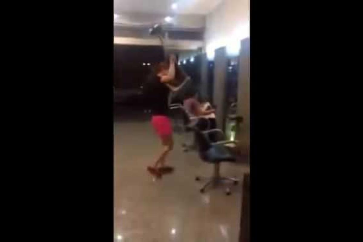 Женщина с кувалдой разгромила парикмахерскую из-за плохой стрижки Женщина с кувалдой разгромила парикмахерскую из-за плохой стрижки