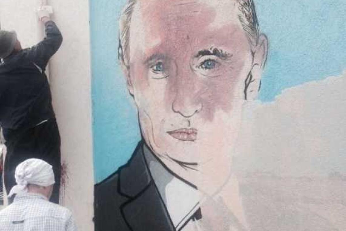 В Симферополе коммунальщики закрасили свежий портрет Путина В Симферополе коммунальщики закрасили свежий портрет Путина