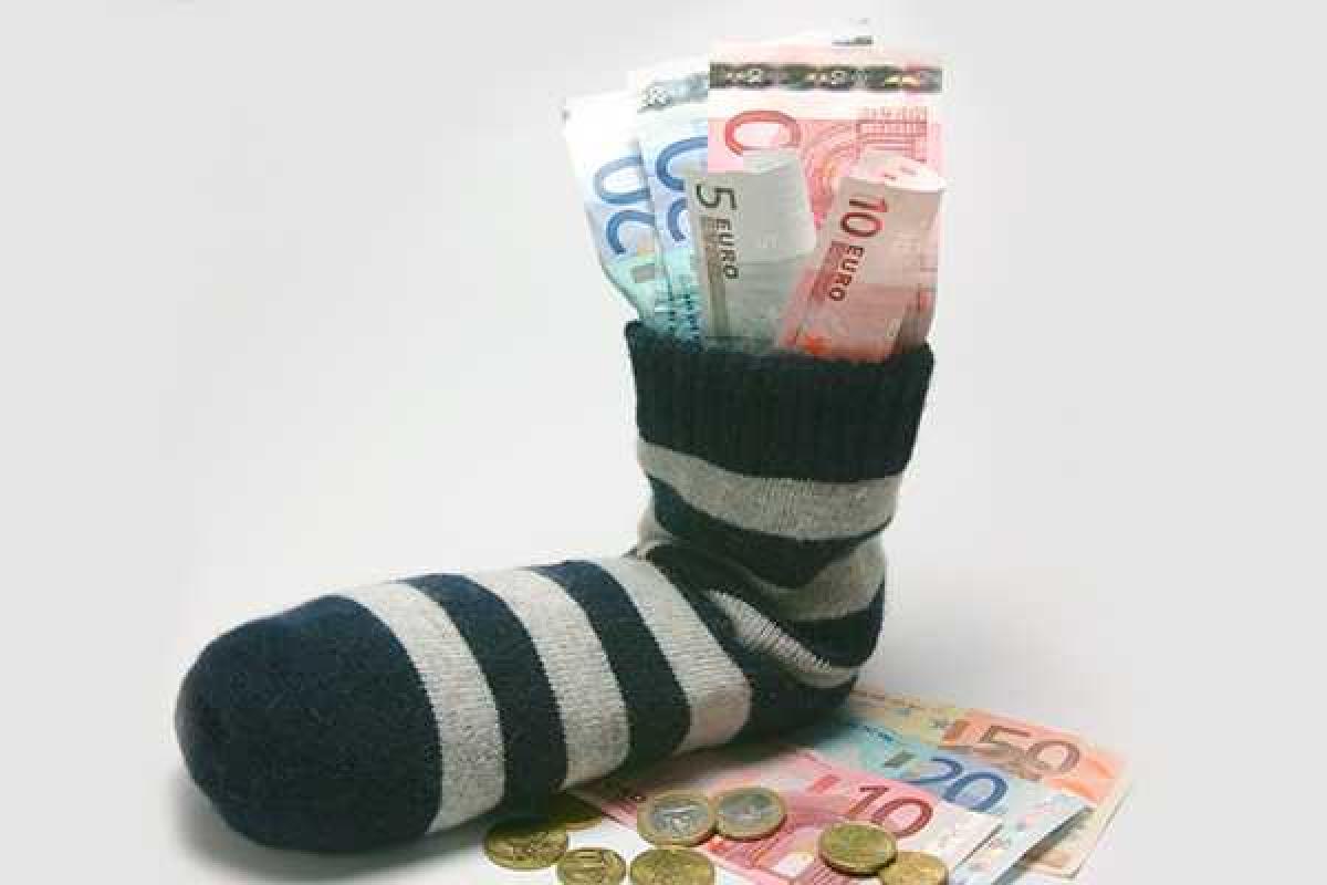 Россиянин вез из Китая 3 миллиона рублей в носках