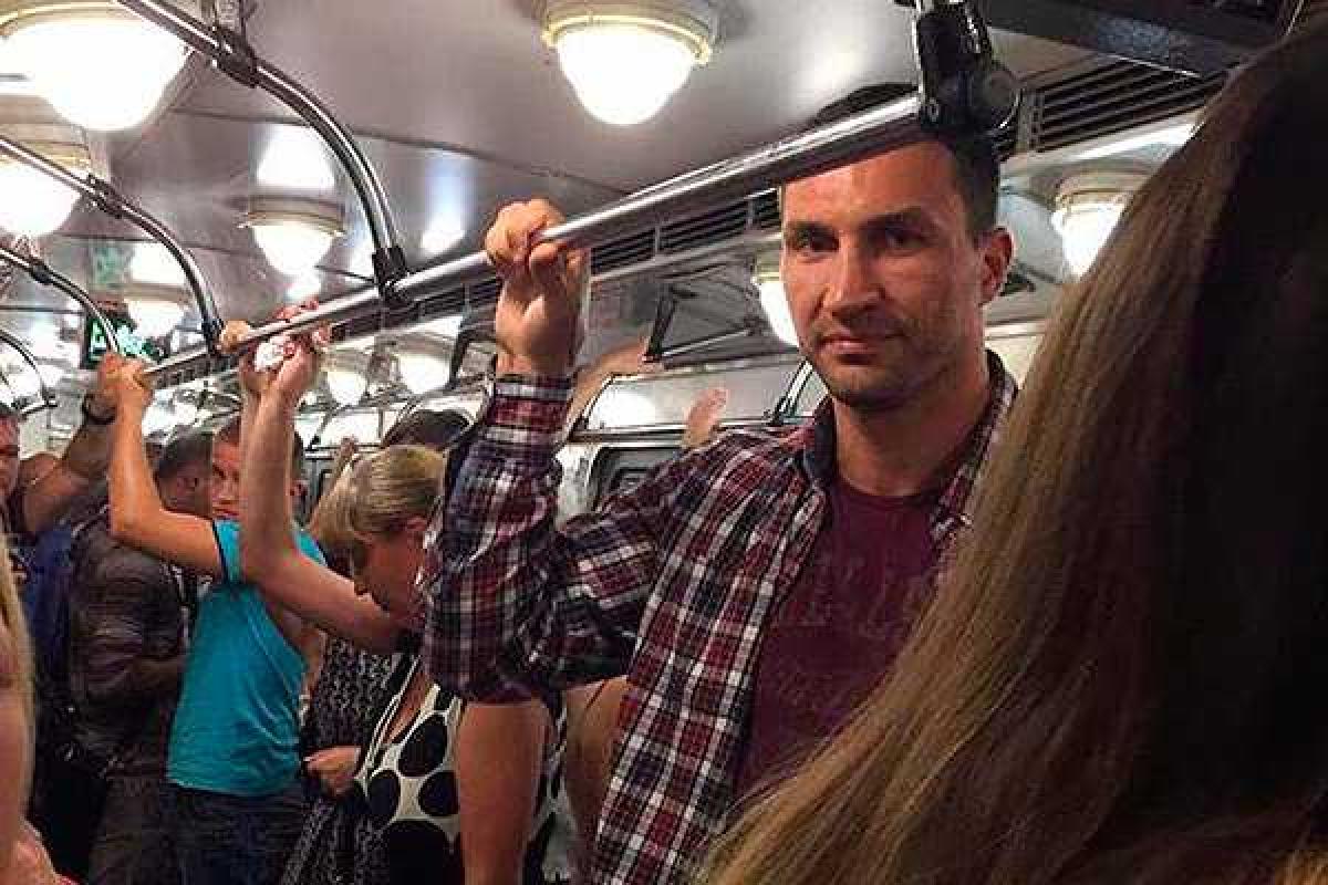 Владимир Кличко впервые за 24 года проехался в метро Владимир Кличко впервые за 24 года проехался в метро