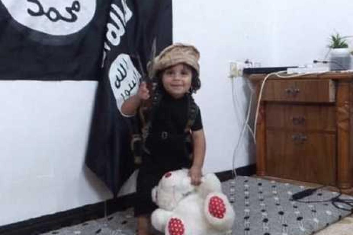 В интернете появилось видео с маленьким ребенком, обезглавливающим игрушку на фоне флага ИГИЛ В интернете появилось видео с маленьким ребенком, обезглавливающим игрушку на фоне флага ИГИЛ