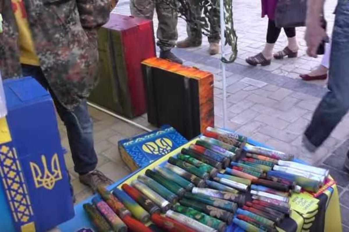 В Киеве устроили распродажу «сувениров» из АТО, которыми убивали В Киеве устроили распродажу «сувениров» из АТО, которыми убивали