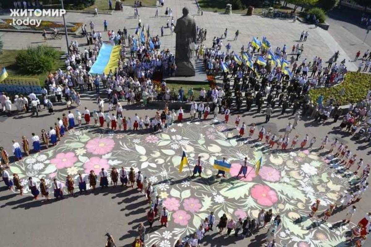 На годовщину Независимости в Житомире создали "живую" карту Украины На годовщину Независимости в Житомире создали "живую" карту Украины