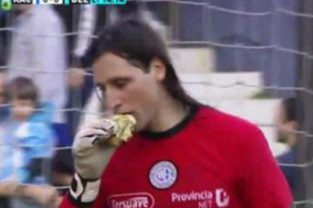 Аргентинский вратарь "съел" брошенный в него чизбургер Аргентинский вратарь "съел" брошенный в него чизбургер