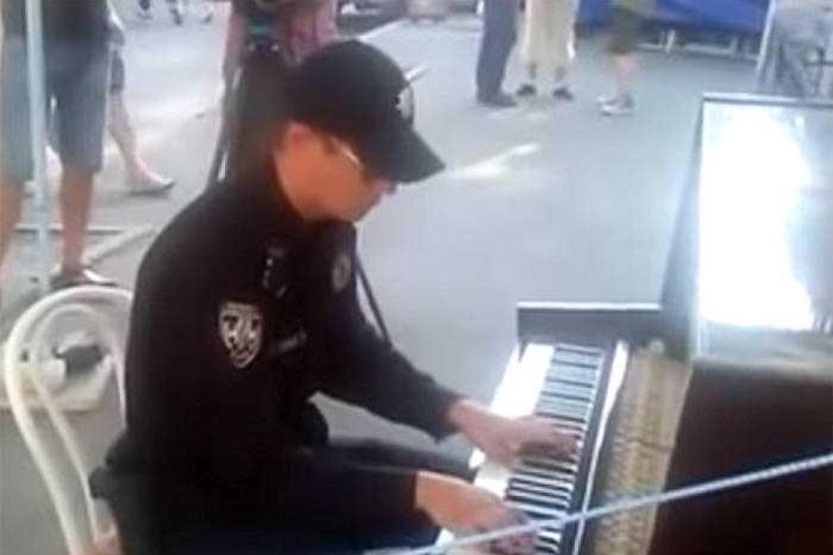 Представитель новой полиции в Киеве на Андреевском спуске сыграл на пианино 