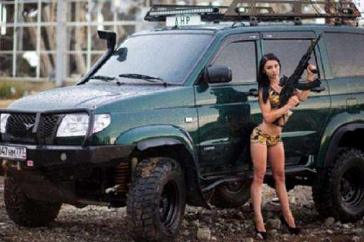 Полуголые сепаратистки устроили фотосессию на руинах луганского аэропорта