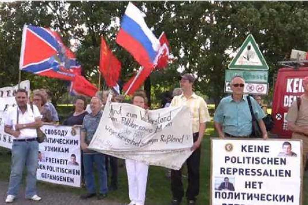 Скандал в Берлине: Российские провокаторы встретили Порошенко флагами РФ и «ДНР» Скандал в Берлине: Российские провокаторы встретили Порошенко флагами РФ и «ДНР»