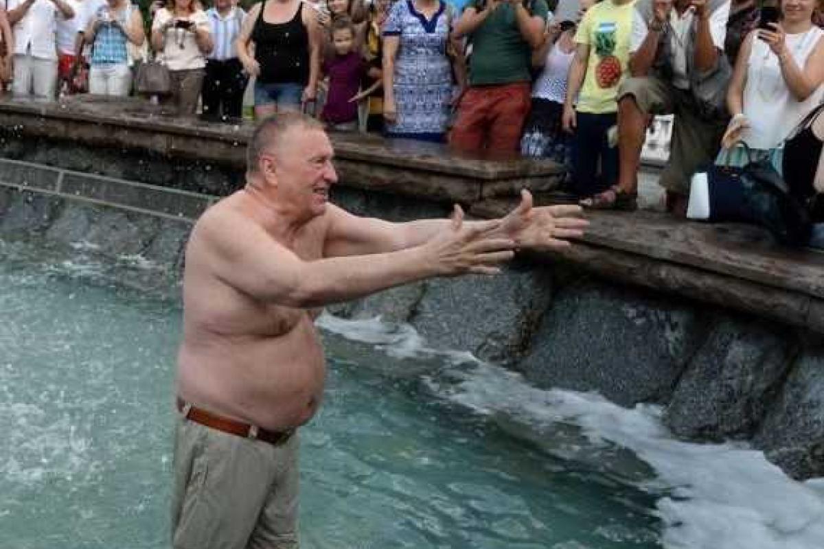 Владимир Жириновский: "Надо отдыхать на Алтае, на зарубежных курортах дохлыми баранами кормят!"