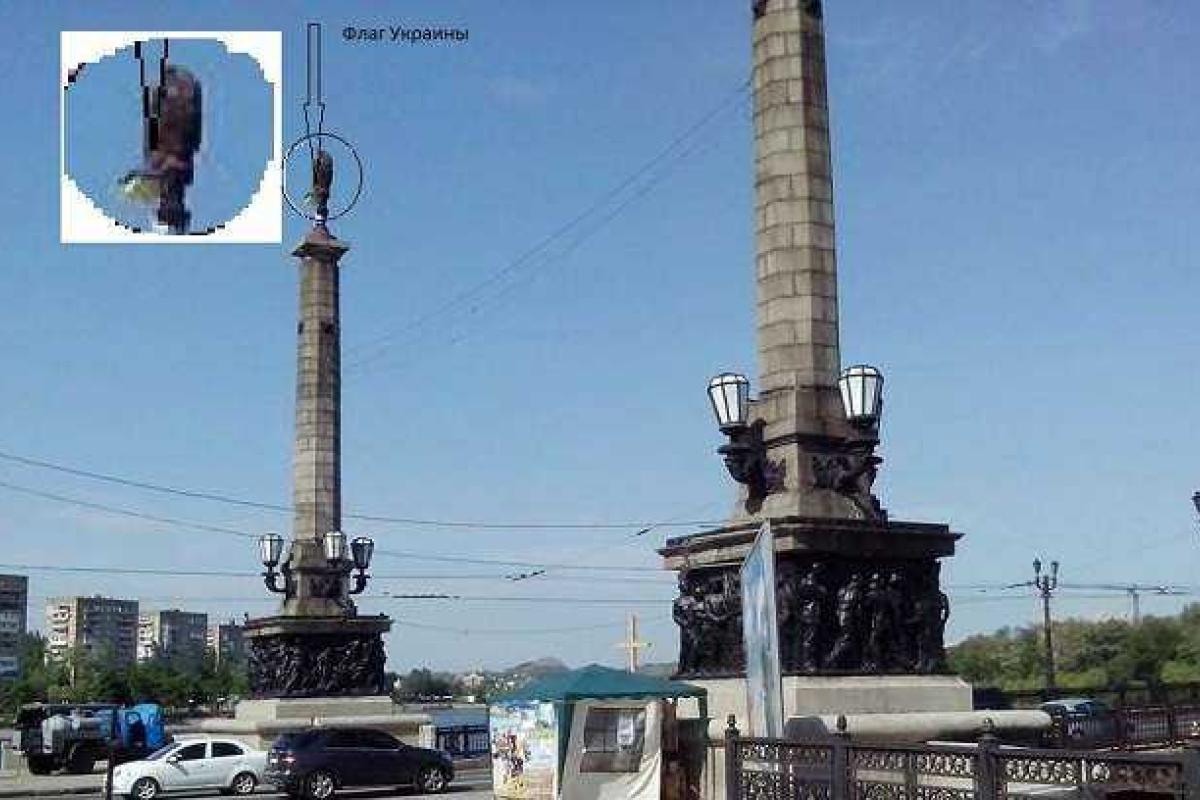 Террористы в Донецке сорвали последний флаг Украины Террористы в Донецке сорвали последний флаг Украины