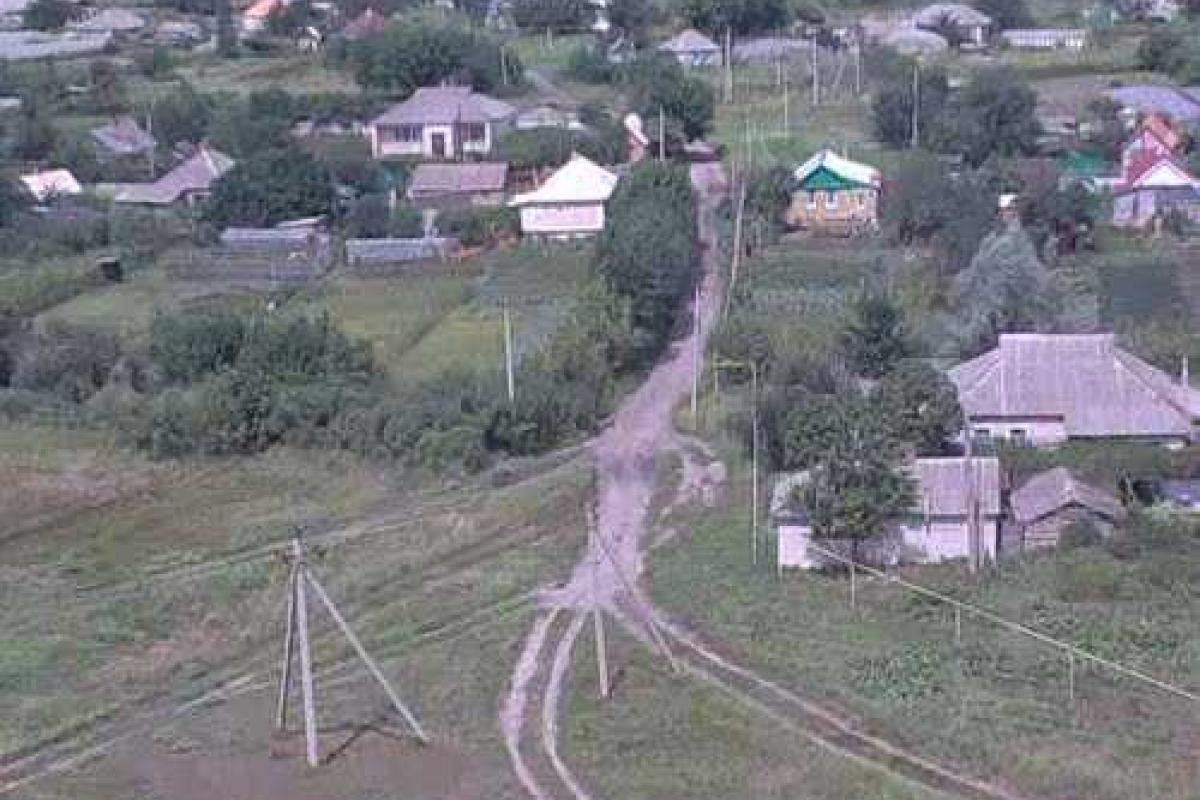 На Луганщине боевики обстреляли село из запрещенного оружия, ранен сотрудник ГАИ На Луганщине боевики обстреляли село из запрещенного оружия, ранен сотрудник ГАИ