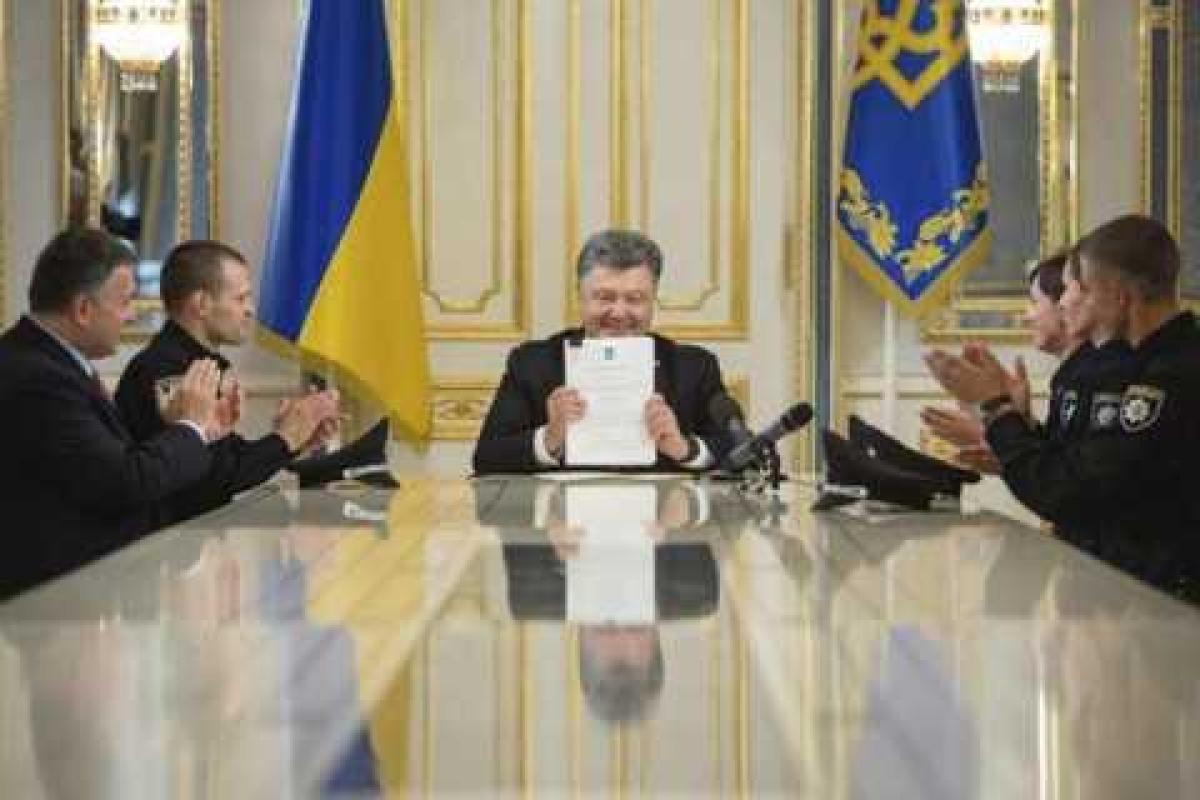 Порошенко подписал закон "О национальной полиции" Порошенко подписал закон "О национальной полиции"
