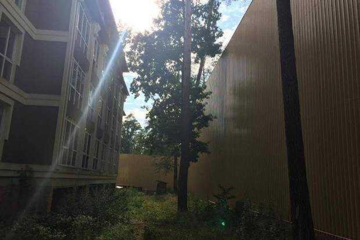 Брат экс-регионала отгородился от соседей 13-метровым забором