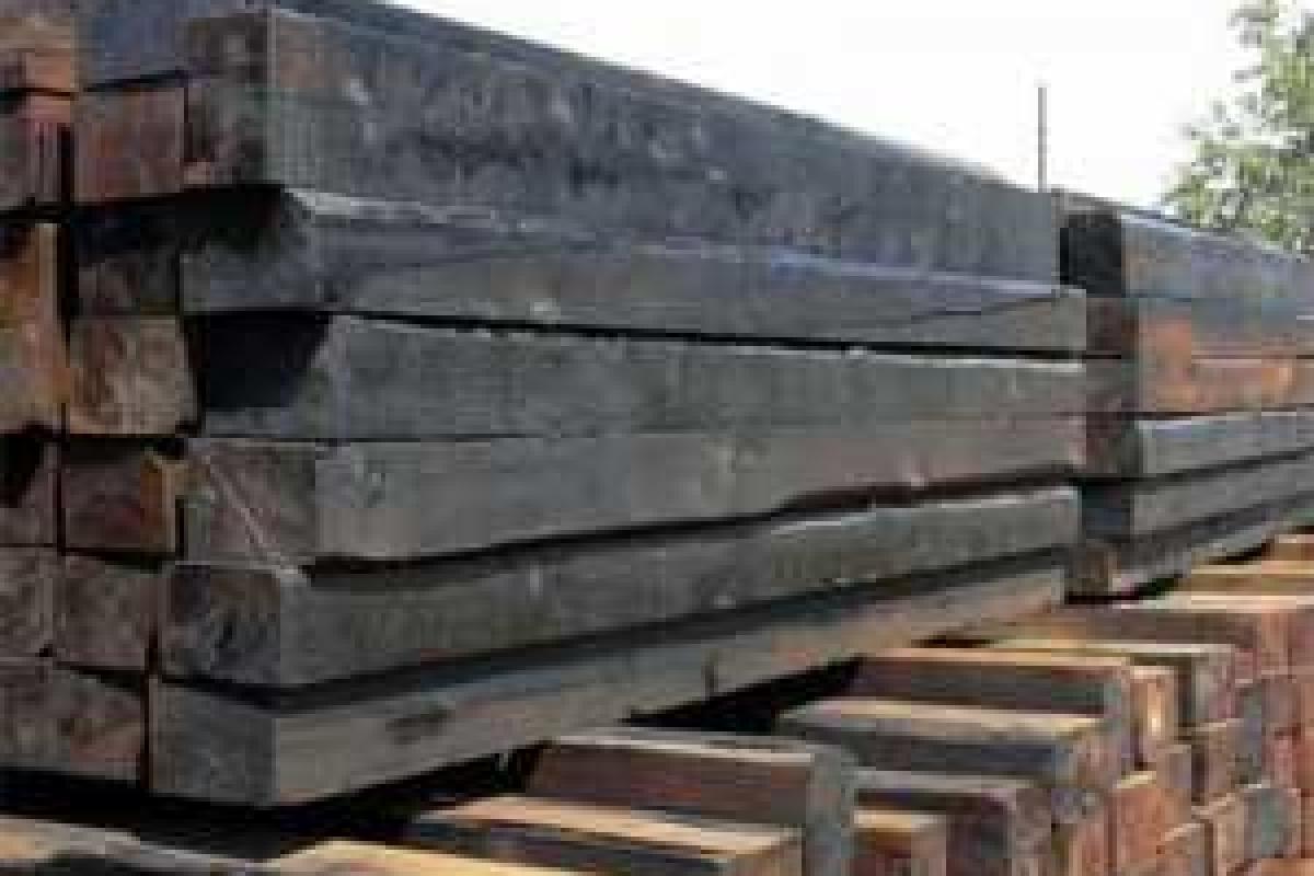 В Луганске украли железнодорожные шпалы В Луганске украли железнодорожные шпалы