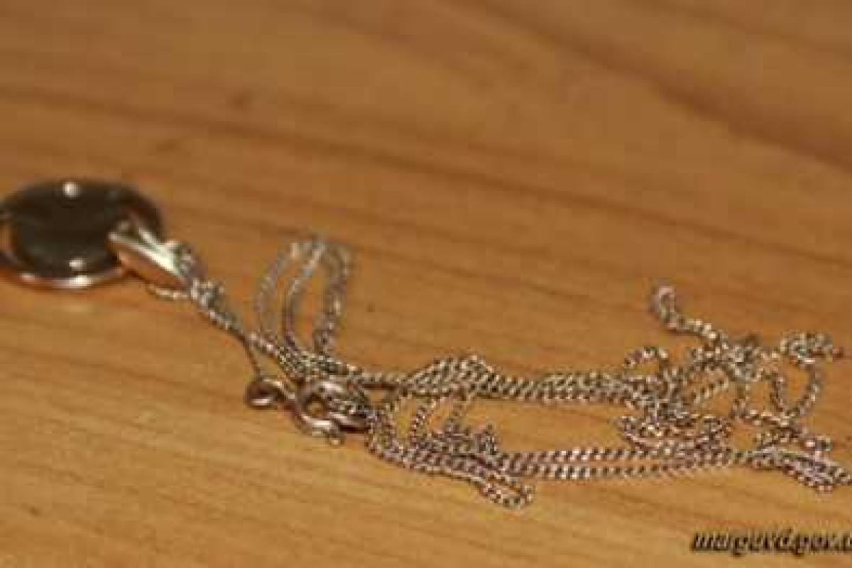 В Мариуполе грабитель срывал с женщин украшения среди бела дня 