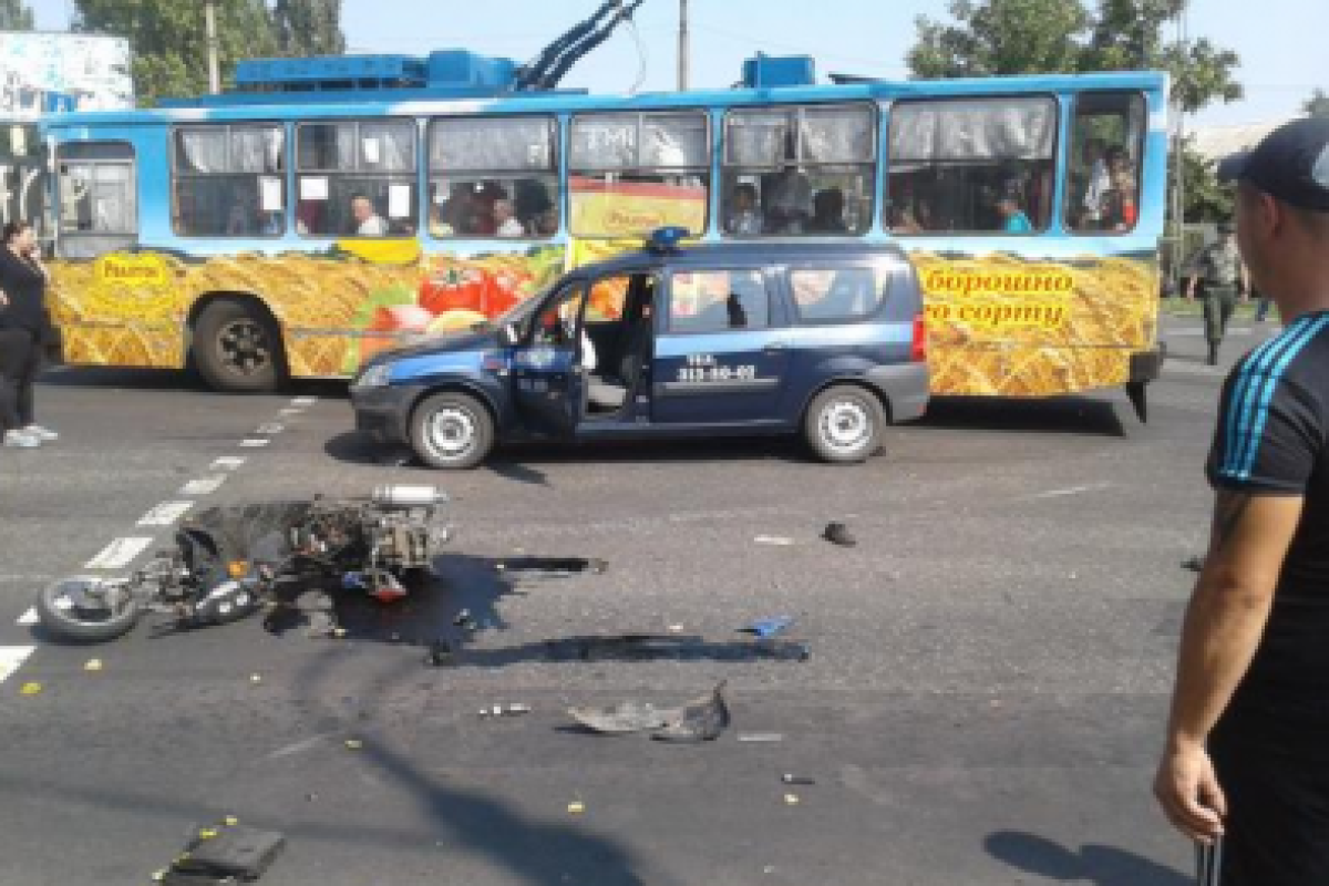 В Донецке машина начальника полиции «ДНР» сбила мирного скутериста  В Донецке машина начальника полиции «ДНР» сбила мирного скутериста