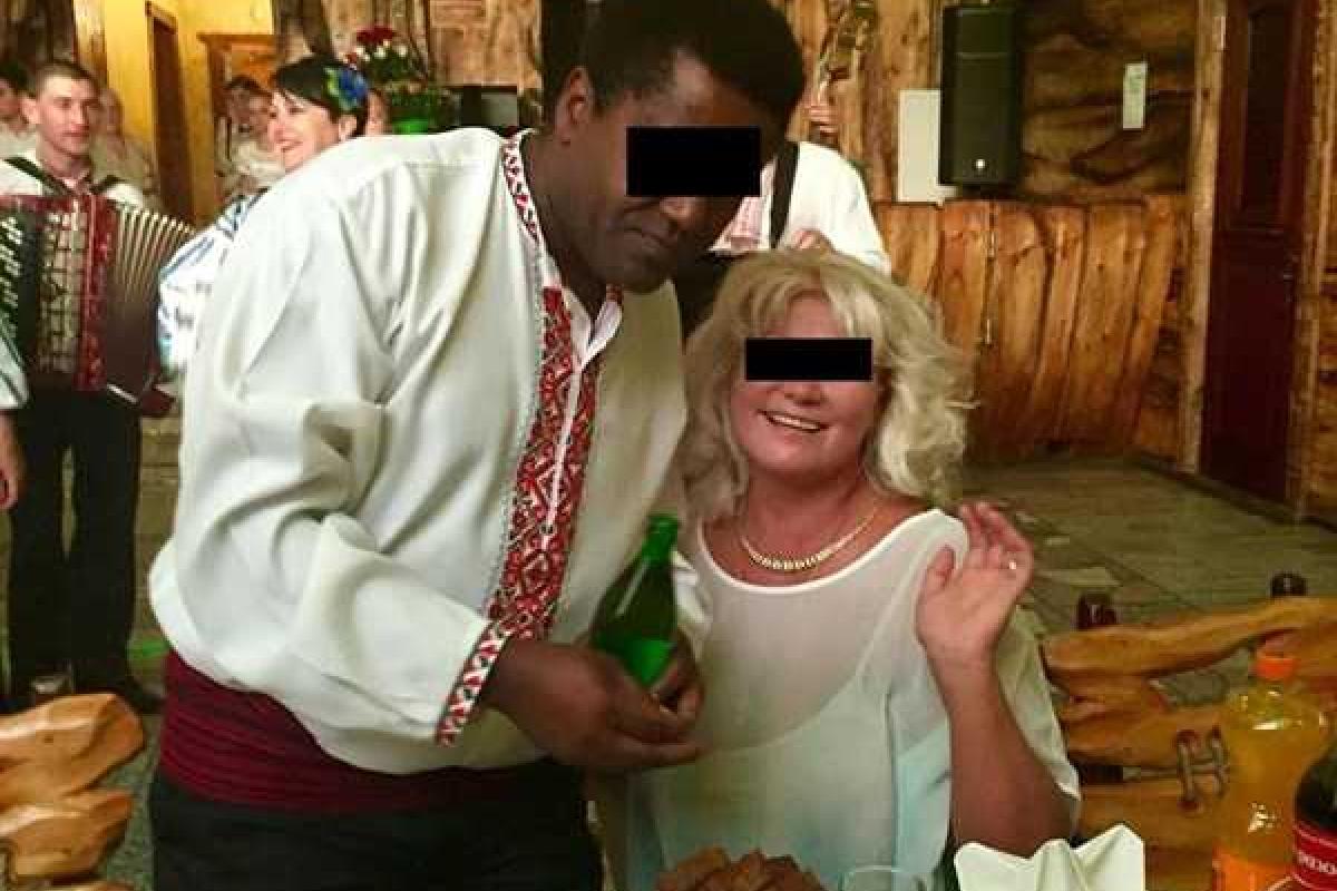 Юбилей "по-украински": муж "заказал" для жены африканца Юбилей "по-украински": муж "заказал" для жены африканца