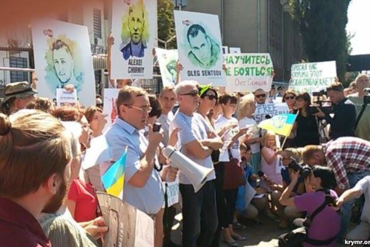 Украинские общественные и культурные деятели требуют от РФ освободить Сенцова и Кольченко Украинские общественные и культурные деятели требуют от РФ освободить Сенцова и Кольченко