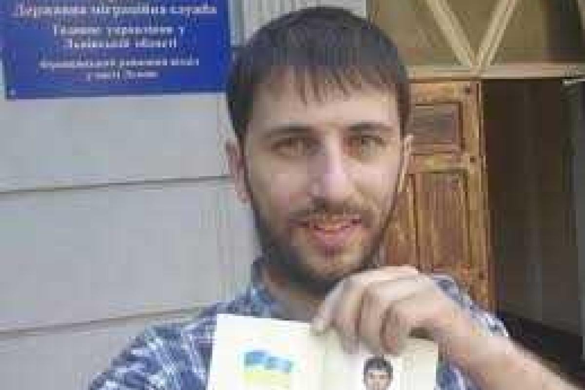 В Украине выдали первый в истории паспорт без страницы на русском языке В Украине выдали первый в истории паспорт без страницы на русском языке