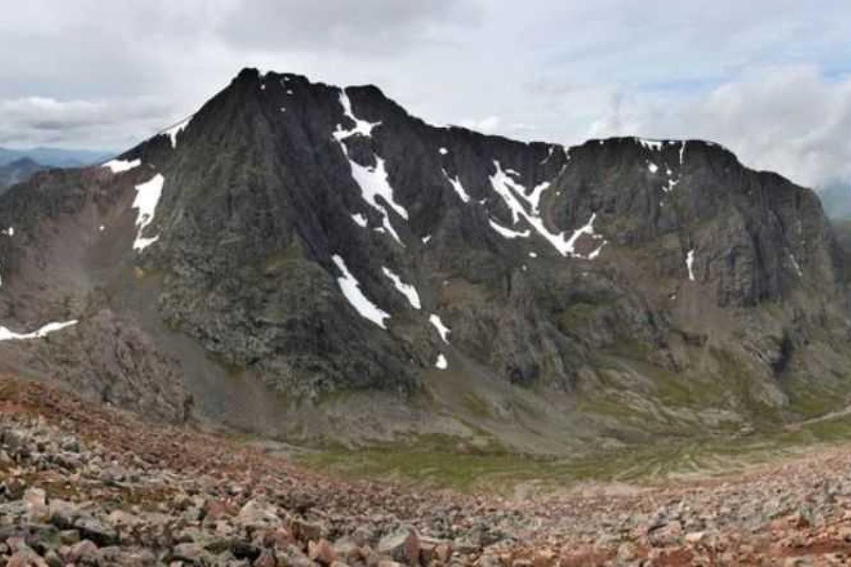Турист залез на крутую гору и возмутился, что там нет туалета Турист залез на крутую гору и возмутился, что там нет туалета