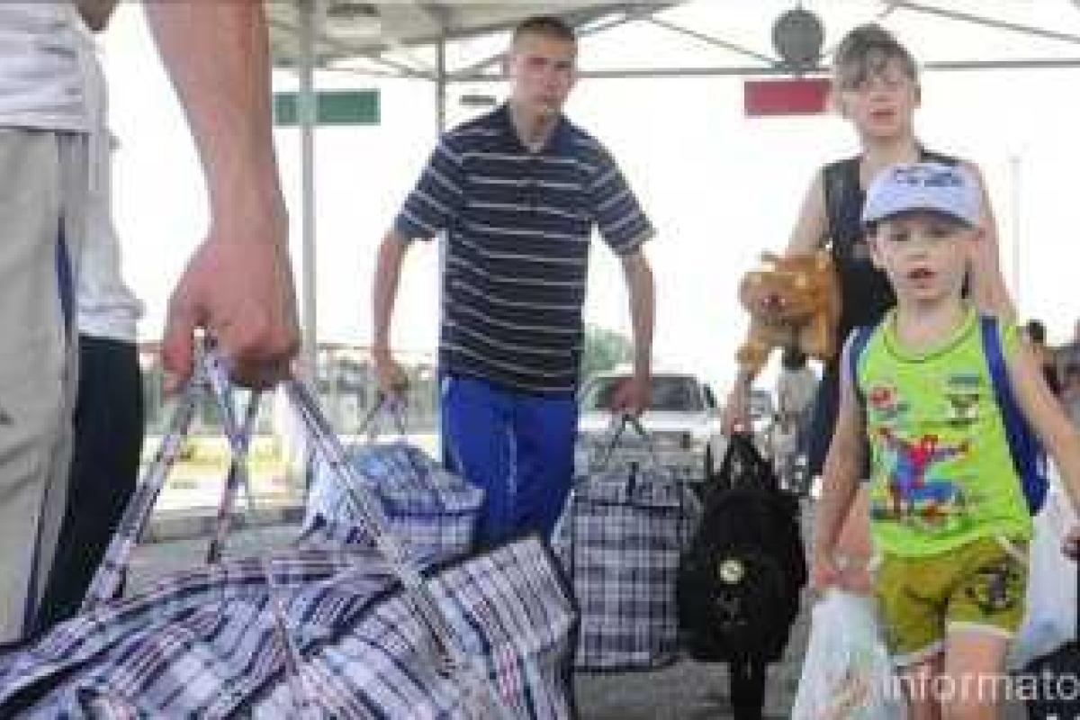 Жители Донбасса массово бегут в Россию Жители Донбасса массово бегут в Россию