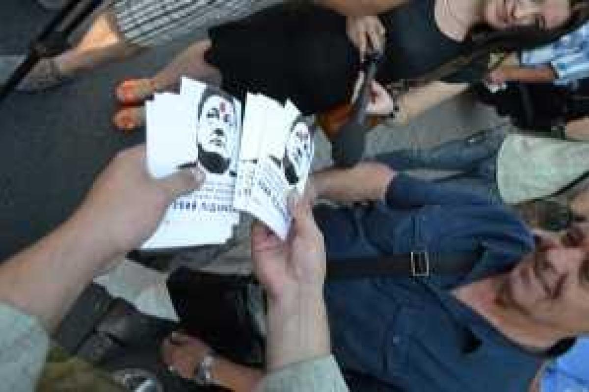 На листовках от "Правого сектора" Порошенко изображен с пулей во лбу На листовках от "Правого сектора" Порошенко изображен с пулей во лбу