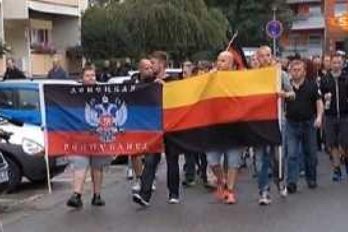 В Германии прошел марш неонацистов под флагом "ДНР" В Германии прошел марш неонацистов под флагом "ДНР"