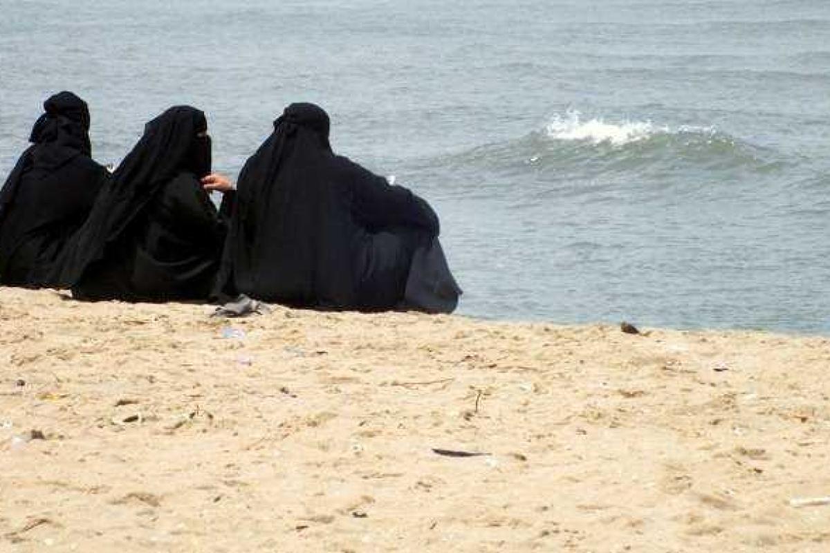 В Грозном открыли пляж для женщин, огороженный трехметровым забором В Грозном открыли пляж для женщин, огороженный трехметровым забором