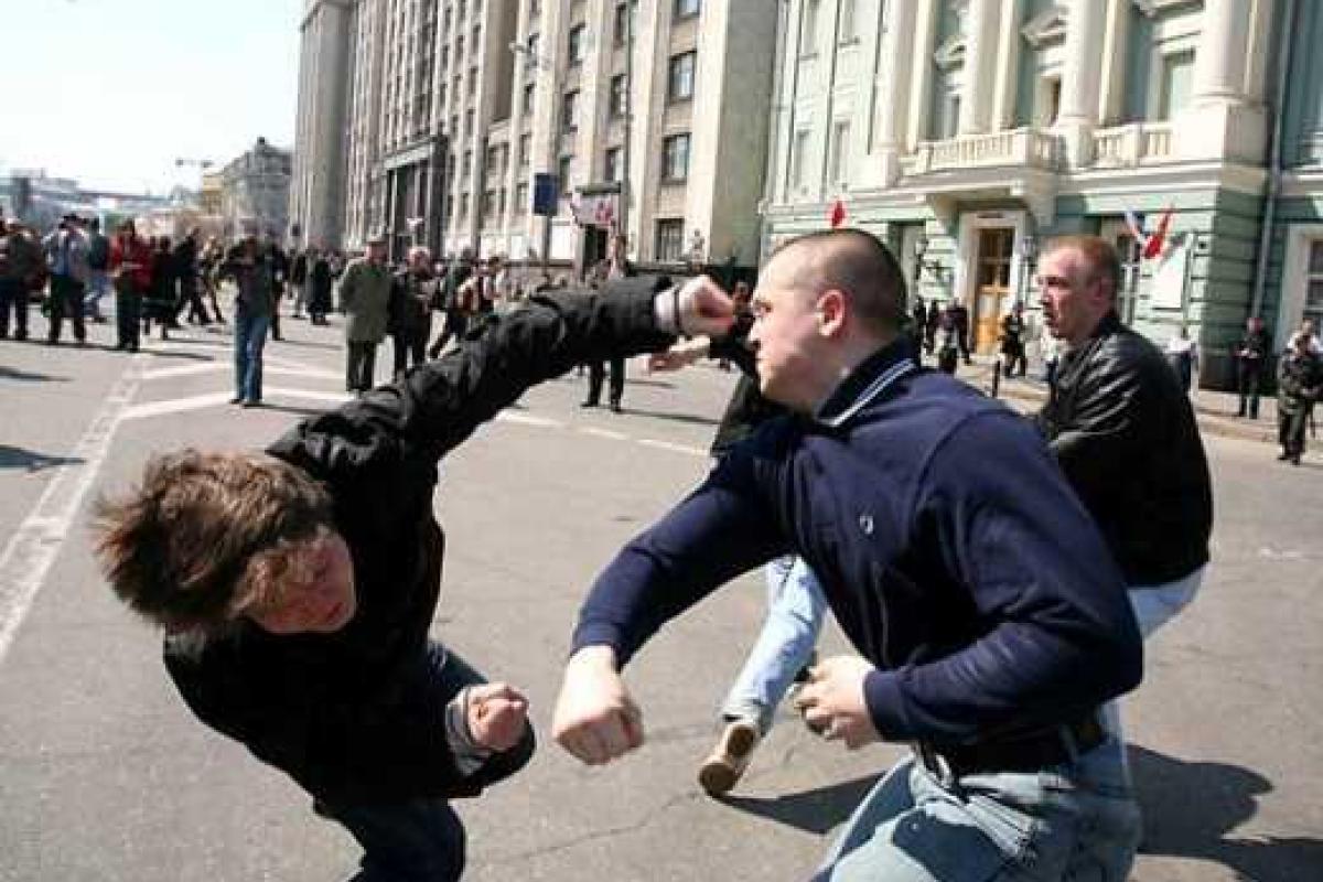 В Алма-Ате казахи встали на защиту украинца и размазали представителей «русского мира» по асфальту В Алма-Ате казахи встали на защиту украинца и размазали представителей «русского мира» по асфальту