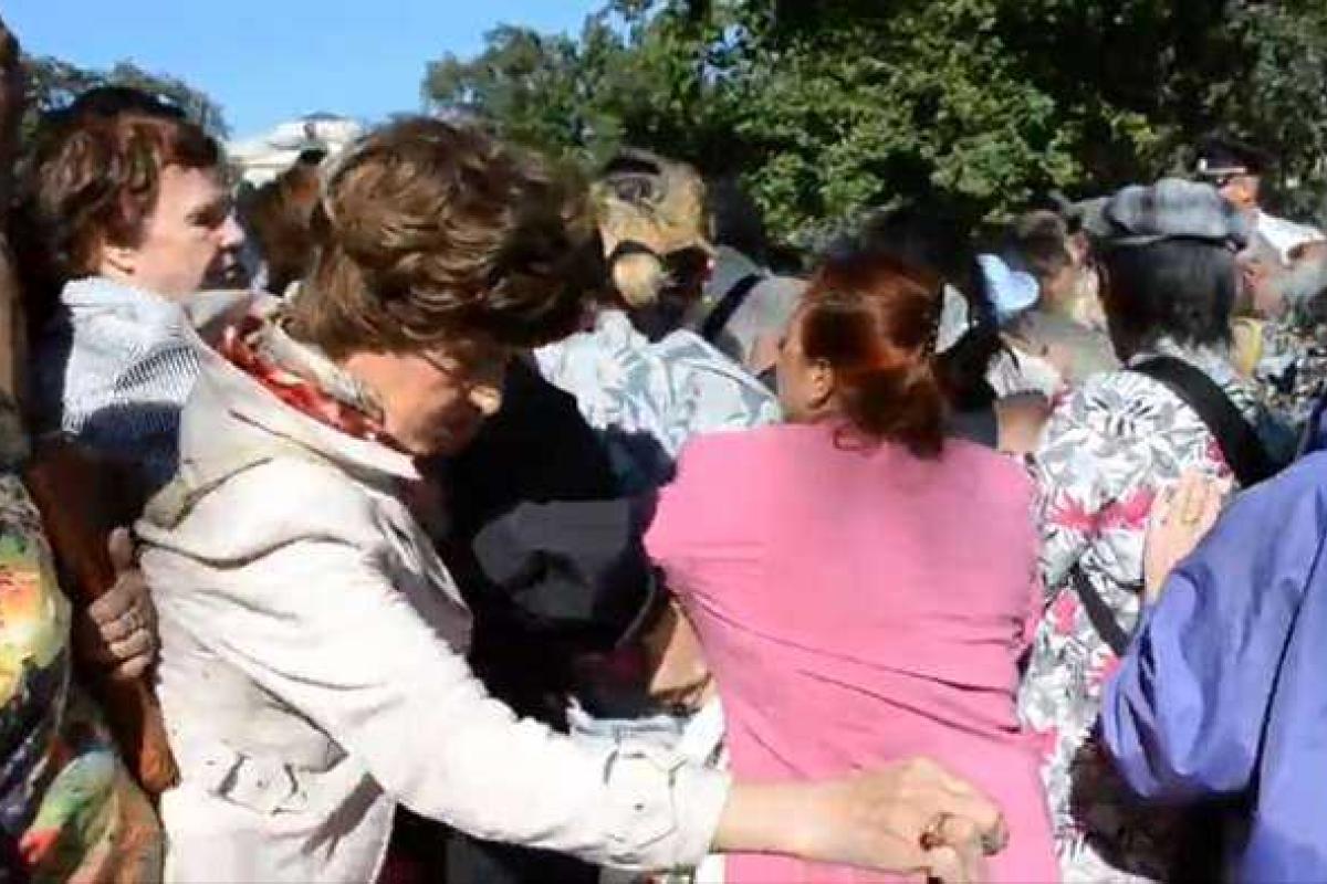 Жители Санкт-Петербурга чуть не убили друг друга в борьбе за «освяченные» яблоки Жители Санкт-Петербурга чуть не убили друг друга в борьбе за «освяченные» яблоки