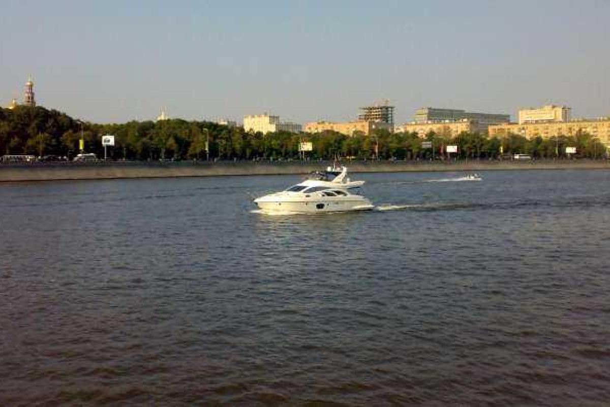 Вертолет с 4-мя пассажирами упал в Москву-реку Вертолет с 4-мя пассажирами упал в Москву-реку