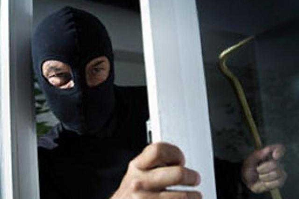 Вор уснул на месте преступления, пытаясь найти записи с видеокамер