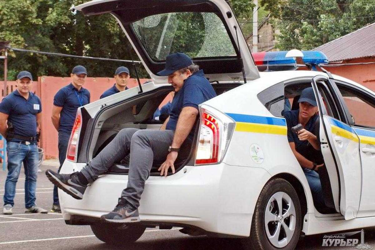 Полицейские запихнули Михаила Саакашвили в багажник Полицейские запихнули Михаила Саакашвили в багажник