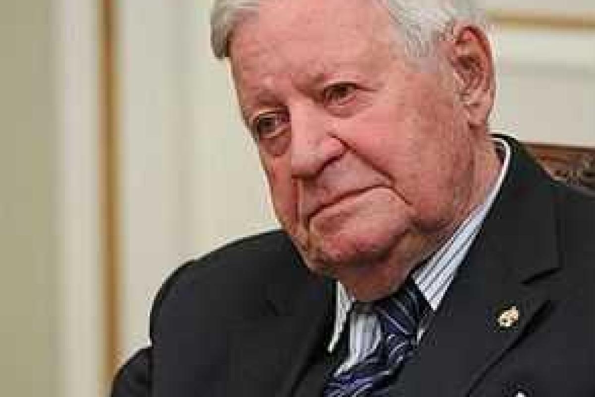 Бывший канцлер ФРГ попал в больницу из-за обезвоживания Бывший канцлер ФРГ попал в больницу из-за обезвоживания