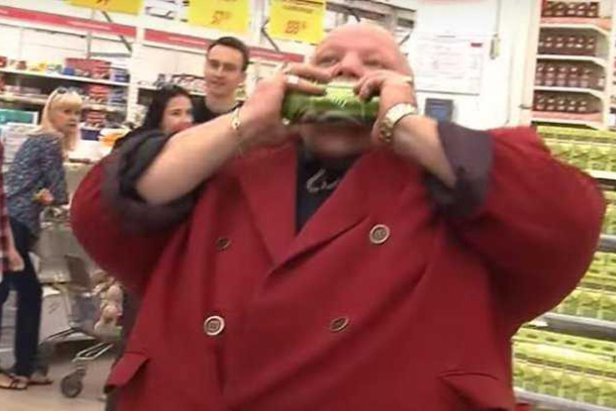 Россияне в шоке: Ряженные «казаки» уничтожают «гейроповские продукты» Россияне в шоке: Ряженные «казаки» уничтожают «гейроповские продукты»