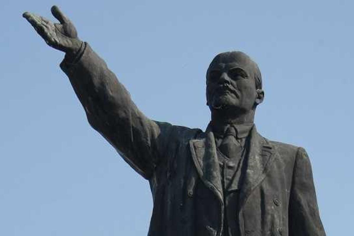 Коммунисты установили памятник Ленину в Черниговской области Коммунисты установили памятник Ленину в Черниговской области