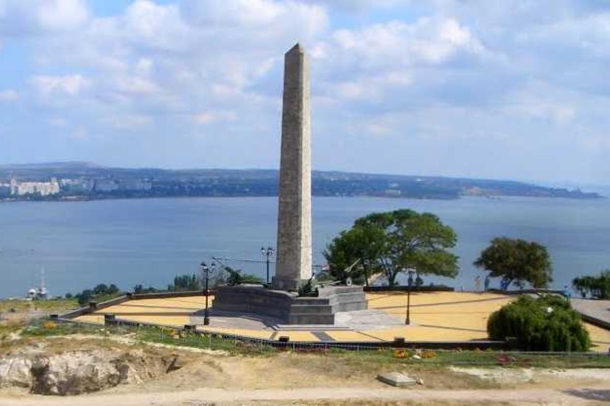 В Керчи полиция задержала троих человек за фото с украинским флагом В Керчи полиция задержала троих человек за фото с украинским флагом