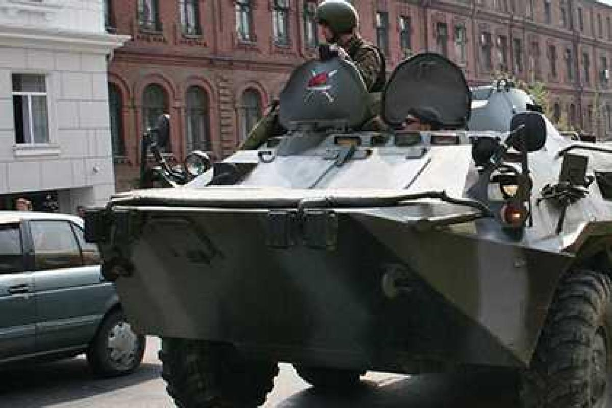 Пьяные военные угнали БТР и катались на нем по Чите Пьяные военные угнали БТР и катались на нем по Чите