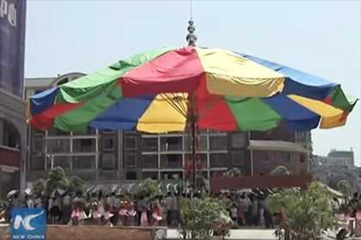 Китайцы создали самый большой в мире зонт Китайцы создали самый большой в мире зонт