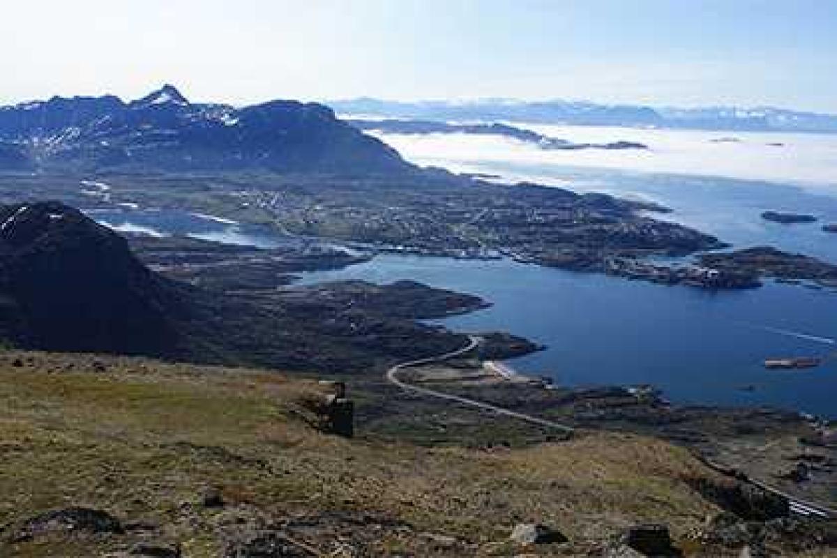 От Гренландии откололся гигантский айсберг От Гренландии откололся гигантский айсберг