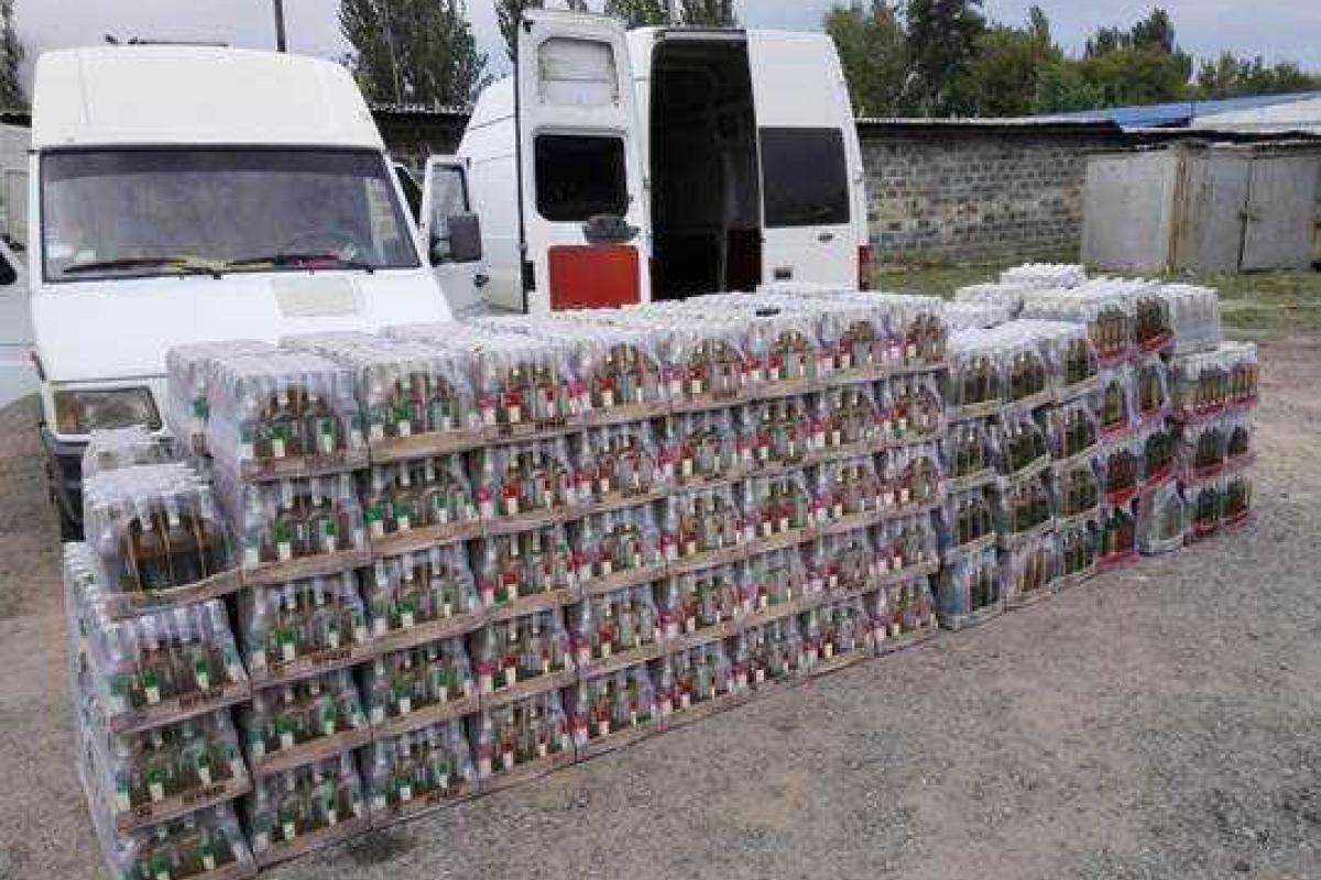 На оккупированную территорию не доехали 135 ящиков контрафактной водки На оккупированную территорию не доехали 135 ящиков контрафактной водки