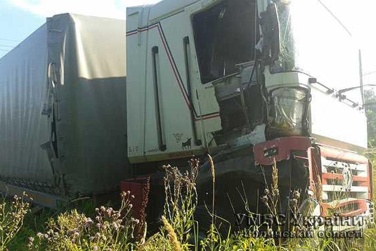 Поляк на грузовике столкнулся с поездом в Волынской области Поляк на грузовике столкнулся с поездом в Волынской области
