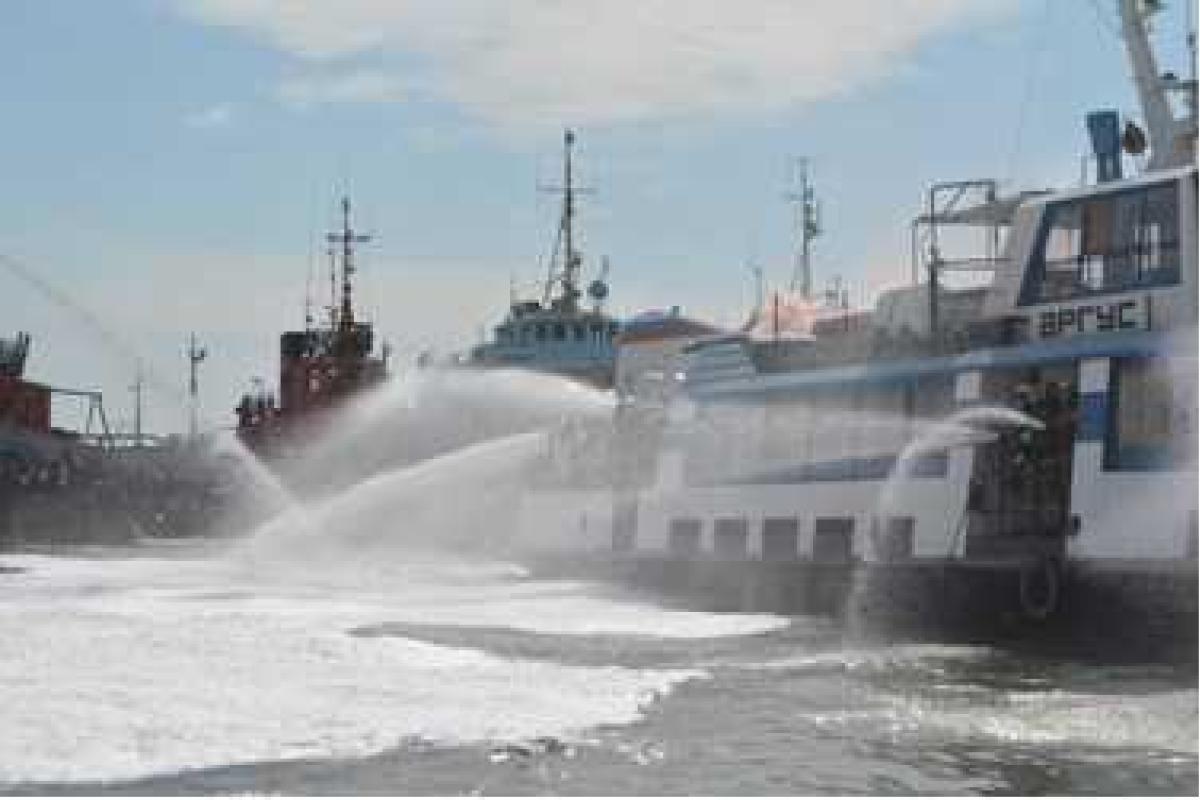 На Керченской переправе тушили теплоход, "пассажиры" прыгали за борт На Керченской переправе тушили теплоход, "пассажиры" прыгали за борт