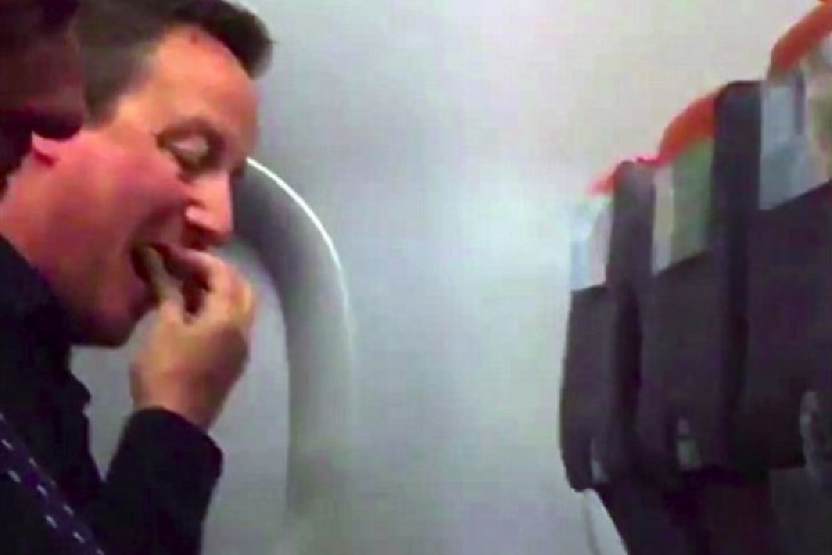 В Сети высмеяли британского премьера Кэмерона, поедающего чипсы в эконом-классе лоукостера В Сети высмеяли британского премьера Кэмерона, поедающего чипсы в эконом-классе лоукостера