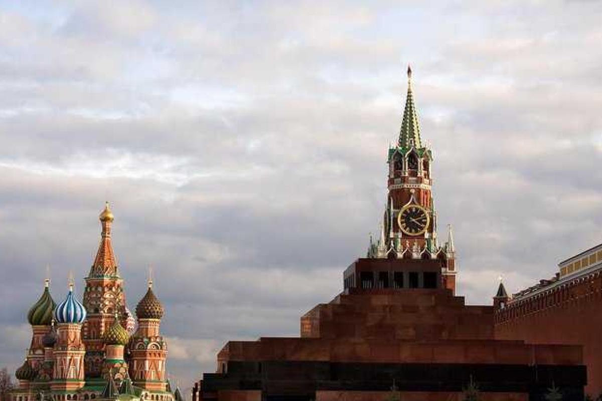 У стен Кремля открыли стрельбу из ружья