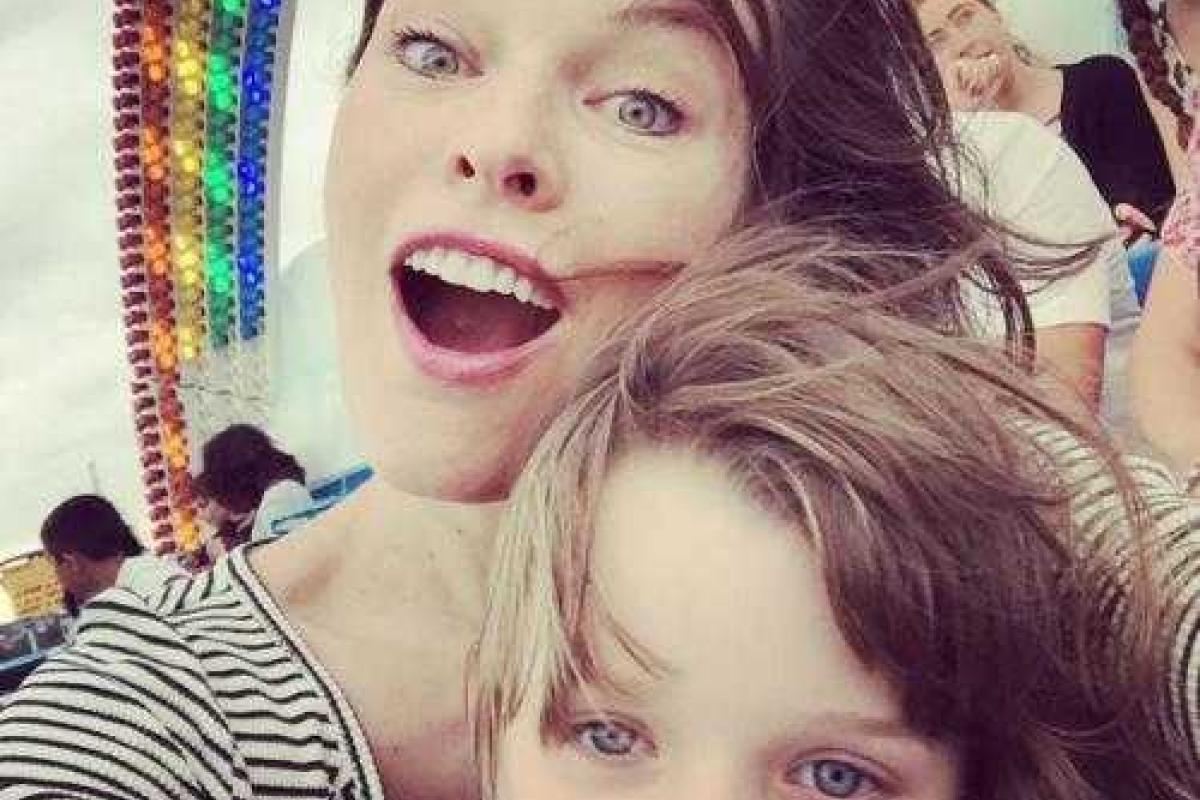 Мила Йовович сделала селфи со старшей дочерью