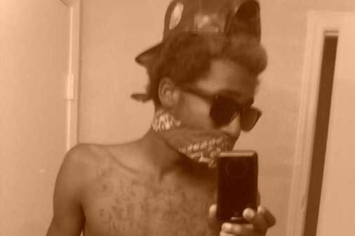 Американец случайно застрелился, делая селфи с пистолетом Американец случайно застрелился, делая селфи с пистолетом