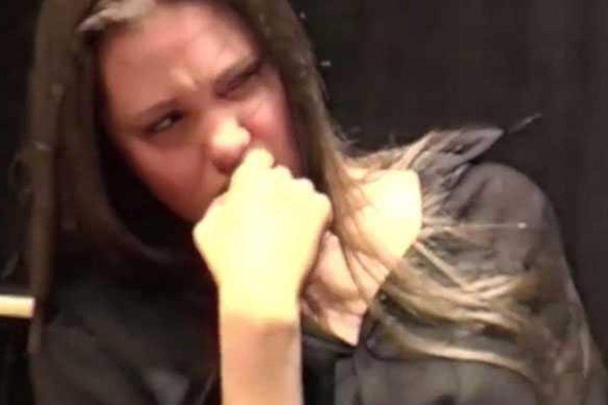 В сети появилось поразительное видео с 25-летней Анджелиной Джоли