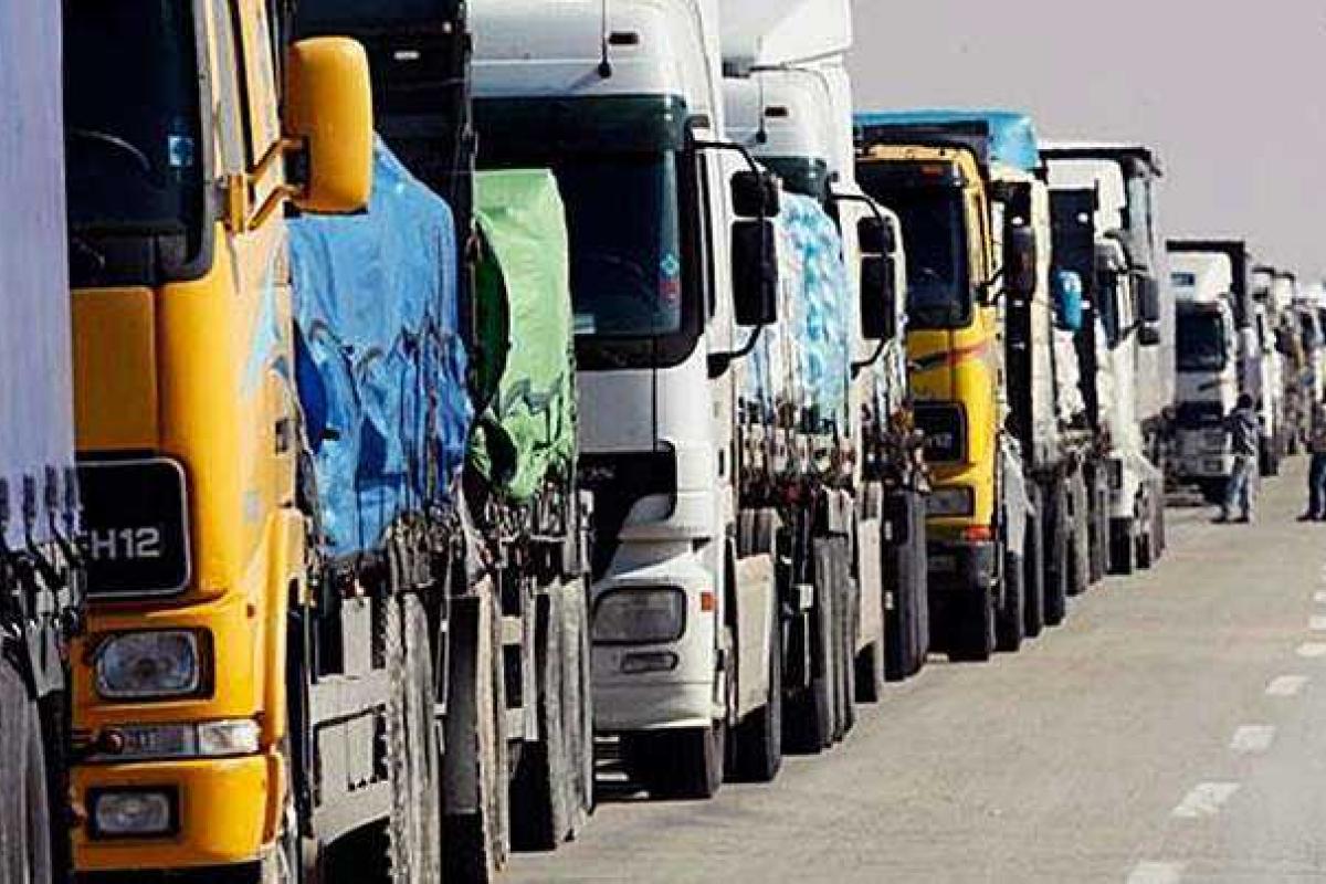 Возле КПП «Каланчак» собралась двухкилометровая очередь фур Возле КПП «Каланчак» собралась двухкилометровая очередь фур