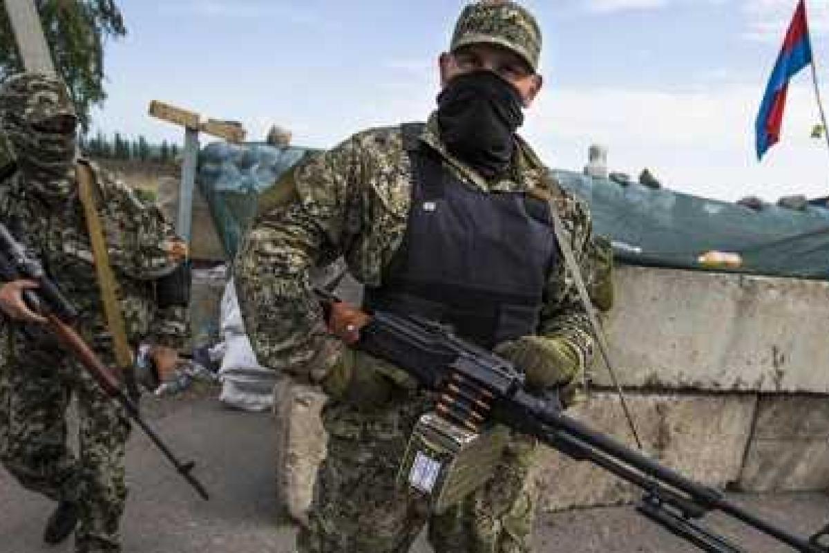 На сайте "Миротворец" боевики обвешаны гранатами, а в соцсетях они обычные "шахтеры" 